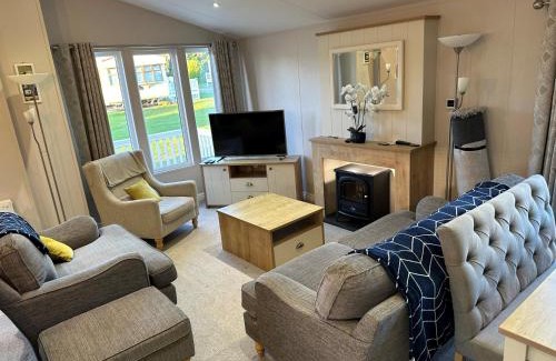 Hopton Cabina | Beautiful Lodge With Decking In Norfolk, At Breydon Water Park Ref 10045B