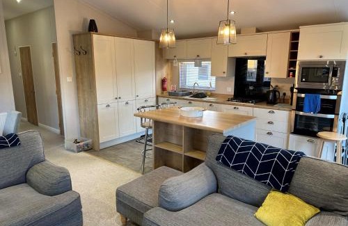 Hopton Cabina | Beautiful Lodge With Decking In Norfolk, At Breydon Water Park Ref 10045B
