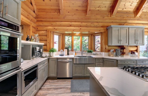 Evergreen Estates Cabina | Hermosa Log Cabin con vistas bañera de hidromasaje, WIFI, a minutos de ambas estaciones de esquí