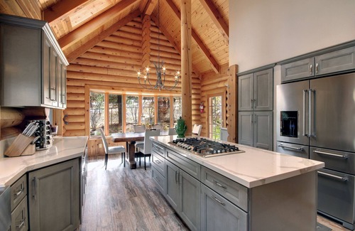 Evergreen Estates Cabina | Hermosa Log Cabin con vistas bañera de hidromasaje, WIFI, a minutos de ambas estaciones de esquí