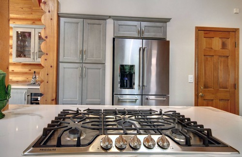 Evergreen Estates Cabina | Hermosa Log Cabin con vistas bañera de hidromasaje, WIFI, a minutos de ambas estaciones de esquí