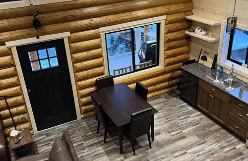 Okanagan-Similkameen Cabina | Beautiful log cabin located 2 minutes from Osprey Lake