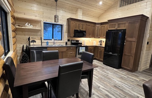 Okanagan-Similkameen Cabina | Beautiful log cabin located 2 minutes from Osprey Lake