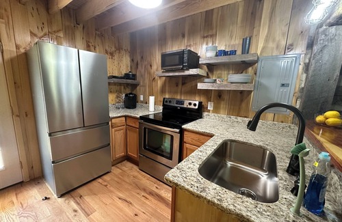 Mount Airy Cabina | Beautiful Log Cabin in Rural Mount Airy