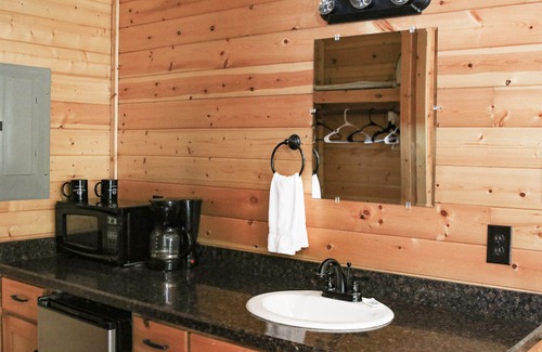 Pipe Creek Cabina | Cabañas de madera en un entorno campestre de 20 acres a solo minutos de distancia de las ciudades