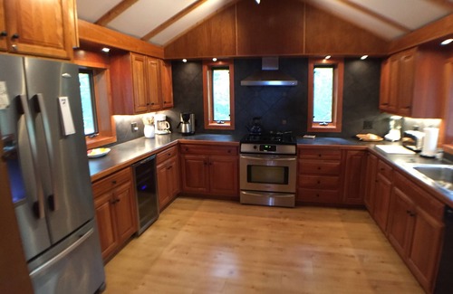 Greenville Cabina | Hermosa Log Lakefront Lodge w / Cove, playa, muelle y Boathouse