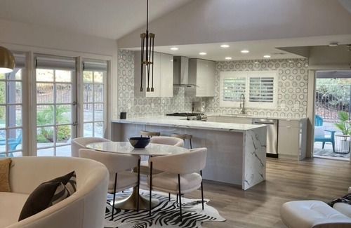 Valencia Casa | Beautiful luxe Gem !!