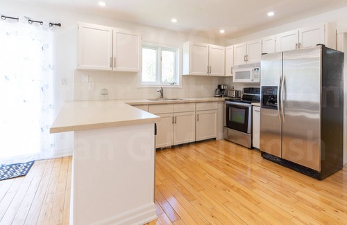 Innisfil Casa | Beautiful Luxurious home minutes to the Beach & Friday Harbour Resort