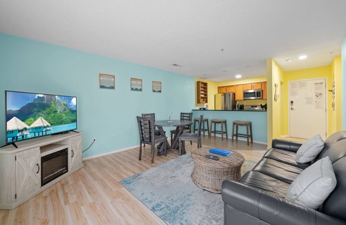 Northeast Virginia Beach Condominio | Beautiful Luxury Condo 1.5 blocks from Oceanfront, private parking and a pool