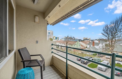 Northeast Virginia Beach Condominio | Beautiful Luxury Condo 1.5 blocks from Oceanfront, private parking and a pool