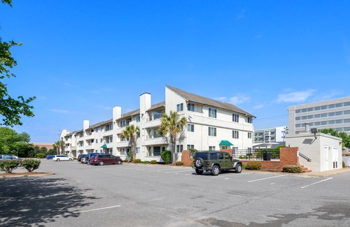 Northeast Virginia Beach Condominio | Beautiful Luxury Condo 1.5 blocks from Oceanfront, private parking and a pool