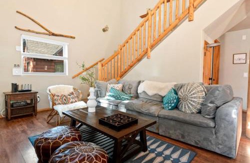 Peter Pan Casa | Beautiful Modern Cabin in with Fire Pit and Hot Tub, the Perfect Base for Outdoor Adventures in Big Bear, California