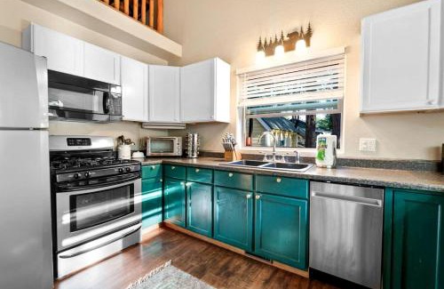Peter Pan Casa | Beautiful Modern Cabin in with Fire Pit and Hot Tub, the Perfect Base for Outdoor Adventures in Big Bear, California