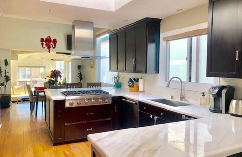 The Strand Casa | Beautiful Manhattan Beach 100 Block Walk Street Home