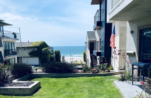 The Strand Casa | Beautiful Manhattan Beach 100 Block Walk Street Home