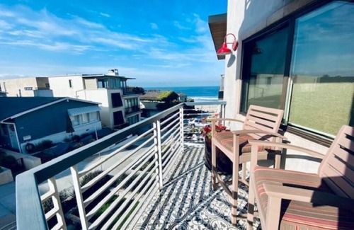 The Strand Casa | Beautiful Manhattan Beach 100 Block Walk Street Home