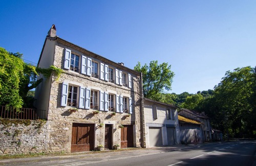 Caylus Casa | Hermosa mansión con piscina y jardín al borde del pueblo medieval.