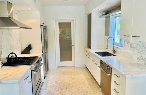 Downtown Fort Lauderdale Casa | Beautiful Mid-Century Modern SFR on the water , 10 minutes from Las Olas Blvd
