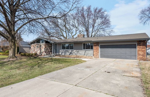 Clinton Township Casa | Beautiful Mid-Century 5-bedroom ranch with AC, WiFi in pleasant Clinton Township