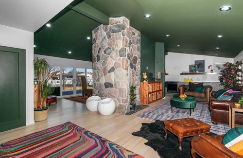 Clinton Township Casa | Beautiful Mid-Century 5-bedroom ranch with AC, WiFi in pleasant Clinton Township