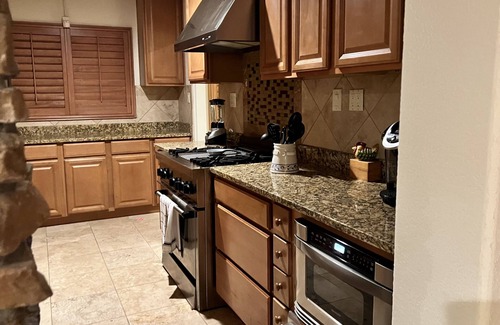 Willo Casa | Beautiful Midtown Willo retreat with private pool and gym
