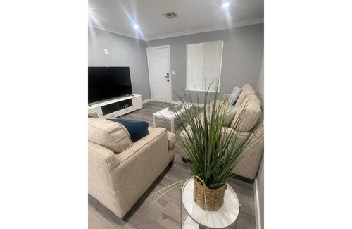 Chinatown Apartamento | Beautiful Modern 2BR apartment 5 min from strip