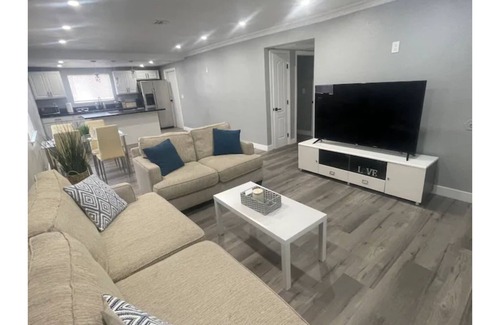 Chinatown Apartamento | Beautiful Modern 2BR apartment 5 min from strip
