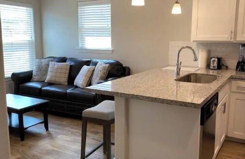 La Grange Apartamento | Beautiful, Modern Apartment in La Grange- Great Location!