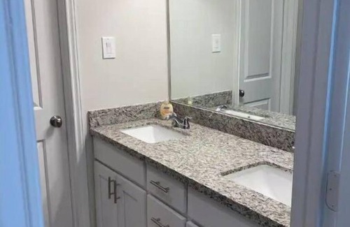 La Grange Apartamento | Beautiful, Modern Apartment in La Grange- Great Location!