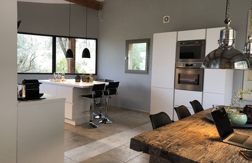 Cabris Casa | Hermosa y moderna casa con impresionantes vistas al mar y piscina privada.