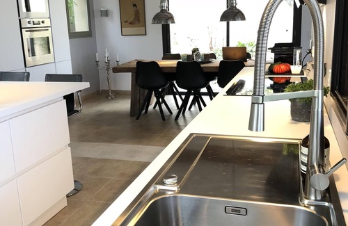 Cabris Casa | Hermosa y moderna casa con impresionantes vistas al mar y piscina privada.
