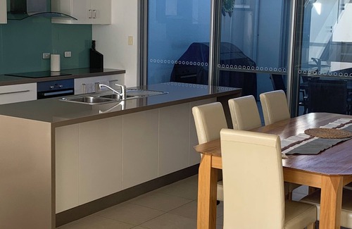 Jurien Bay Casa | Beautiful modern three bedroom townhouse walking distance to the beach.
