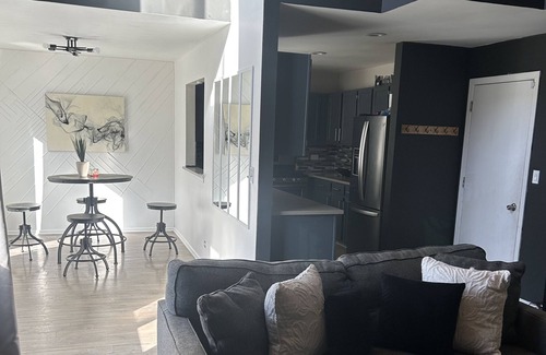 Romeoville Casa | Beautiful modern townhouse awaiting your stay!