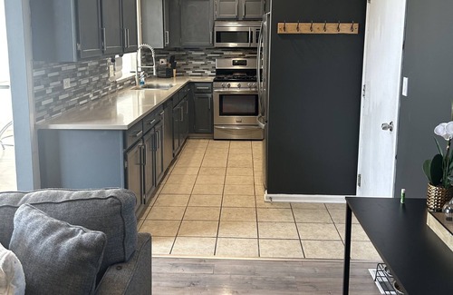 Romeoville Casa | Beautiful modern townhouse awaiting your stay!