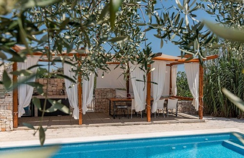 Slatine Cabina | Hermosa casa de campo en Slatine con jardín.