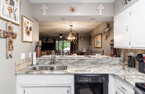 Mount Ida Condominio | Beautiful Mountain Harbor Lake Ouachita Condo Remodel 2023 Dining Fishing Spa