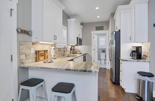Townsend Cabina | Beautiful mountain home with modern features Gas fire-place on the screened deck