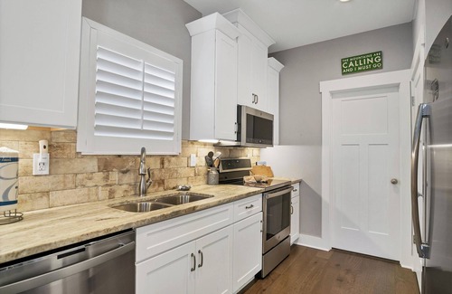 Townsend Cabina | Beautiful mountain home with modern features Gas fire-place on the screened deck