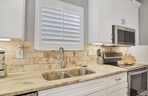 Townsend Cabina | Beautiful mountain home with modern features Gas fire-place on the screened deck