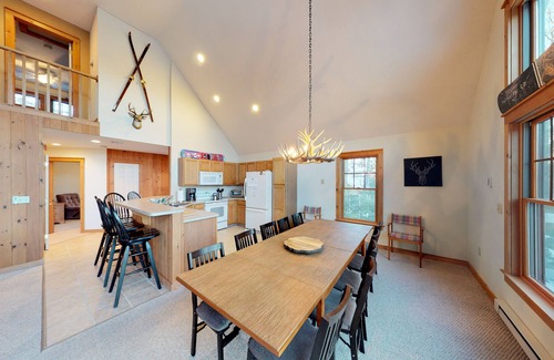 Tannersville Casa | Hermosa casa con vista a la montaña con bañera de hidromasaje privada, hoguera y mesa de billar.