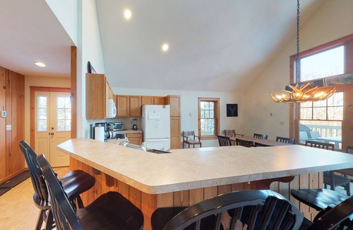Tannersville Casa | Hermosa casa con vista a la montaña con bañera de hidromasaje privada, hoguera y mesa de billar.