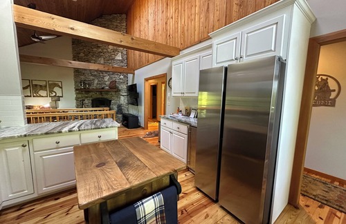 Landrum Casa | Beautiful Mountain View with Large Saltwater Pool