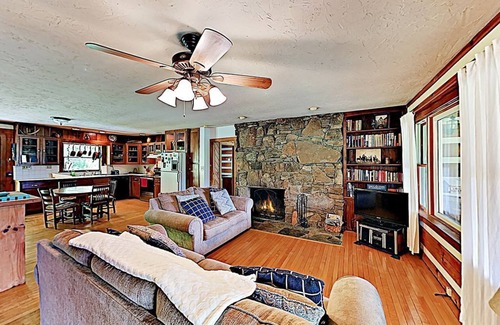 Leicester Casa | Hermosa cabaña Mystic Valley en 15 acres con vistas exuberantes!