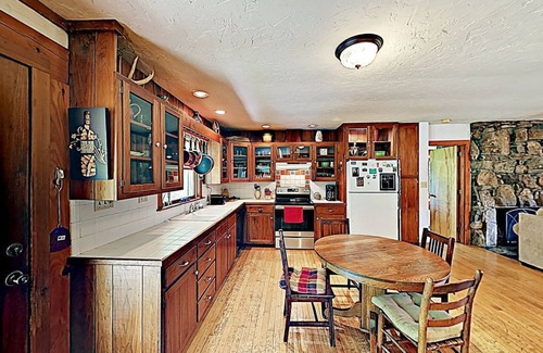Leicester Casa | Hermosa cabaña Mystic Valley en 15 acres con vistas exuberantes!