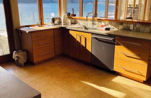 Central Kootenay Casa | Beautiful Nelson Beach and Lakefront Home! Swim/Ski/Boat!!