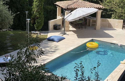 La Colle-sur-Loup Villa | Villa Provenzal Reformada con Piscina en una zona verde...