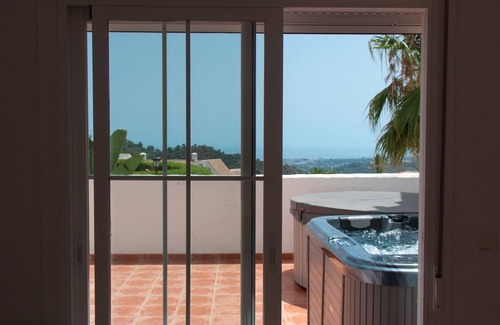 Istan Apartamento | Hermoso apartamento dúplex nuevo de 3 camas - Bañera de hidromasaje - 6 minutos Banus - Golden Mile
