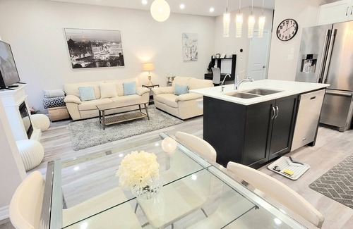 Cambridge Casa | Beautiful & New 3 Bedroom Home – King bed - 2 Parking - 5 Mins of Hwy 401