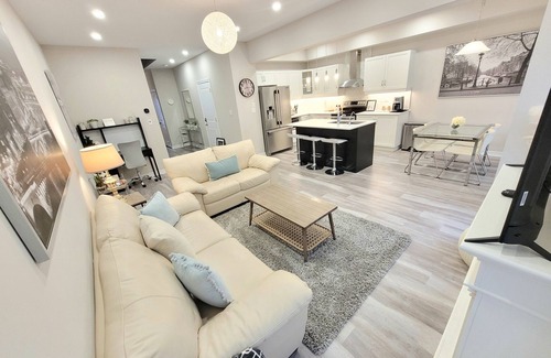Cambridge Casa | Beautiful & New 3 Bedroom Home – King bed - 2 Parking - 5 Mins of Hwy 401