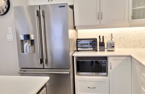 Cambridge Casa | Beautiful & New 3 Bedroom Home – King bed - 2 Parking - 5 Mins of Hwy 401